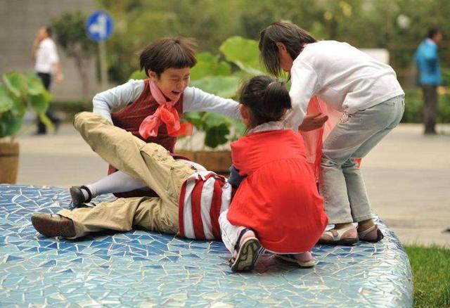 孩子被同学群殴怎么办(孩子在学校被群殴了怎么办)(图6)